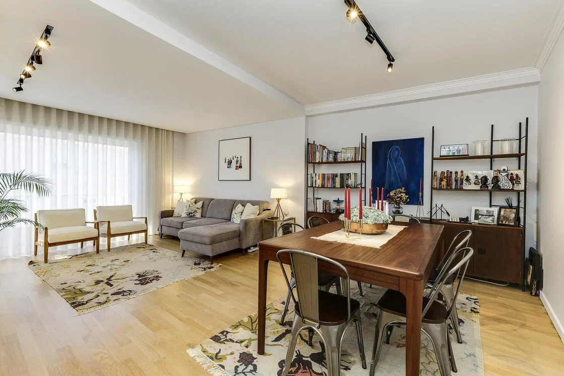 Living room; wood floor, natural light, modern style