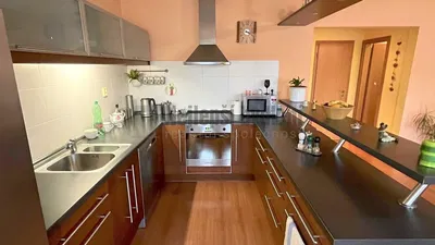 Kuchyně; kuchyňské spotřebiče, dřevěná podlaha, přirozené světlo, moderní styl