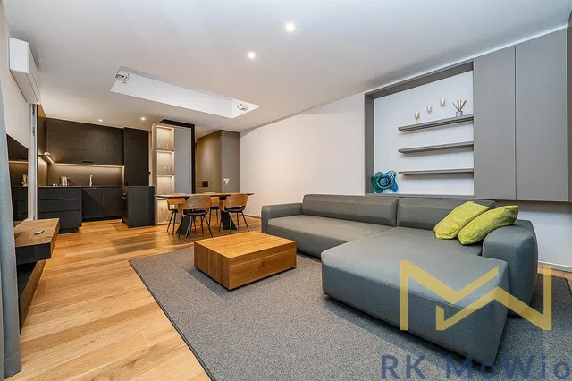 Хол; дървен под, естествена светлина, модерен стил