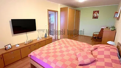 Ložnice; moderní styl, dřevěná podlaha, přirozené světlo
