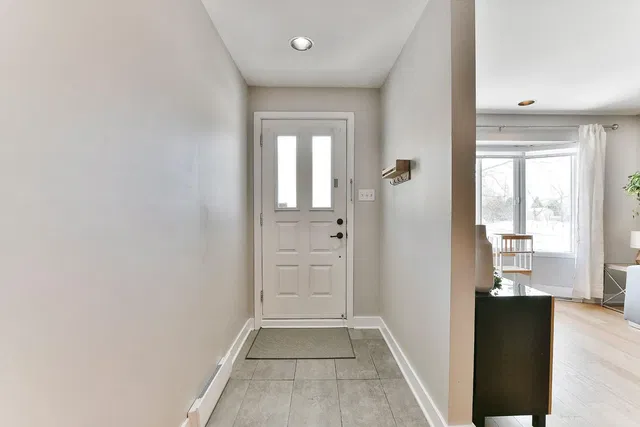 Cloakroom; tile floor, natural light