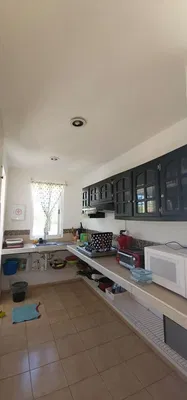 Kuchyně; dlažba, kuchyňské spotřebiče, přirozené světlo