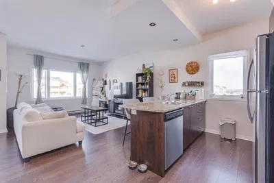 Obývací pokoj; výhled, kuchyňské spotřebiče, dřevěná podlaha, přirozené světlo, moderní styl