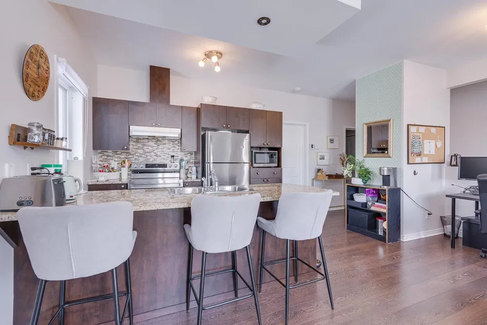 Kuchyně; kuchyňské spotřebiče, přirozené světlo, moderní styl, dřevěná podlaha