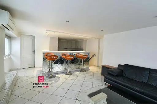 Obývačka; dlažba, kuchynské spotrebiče, prirodzené svetlo