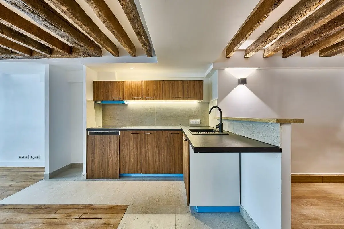 Kuchyně; dřevěné trámy, dřevěná podlaha, po rekonstrukci, přirozené světlo, moderní styl