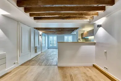 Kuchyně; dřevěné trámy, dřevěná podlaha, přirozené světlo, moderní styl