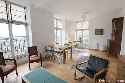 Σαλόνι; φυσικό φως, ξύλινο πάτωμα