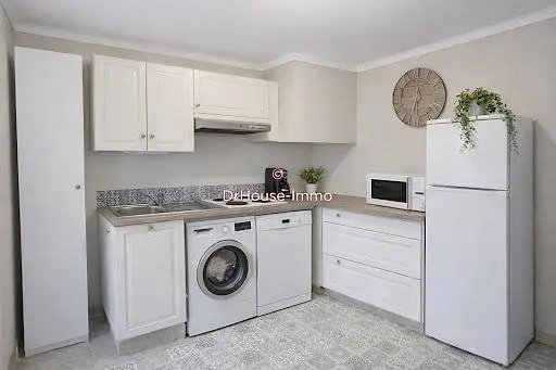 Kitchen; kitchen appliances, renovated, natural light