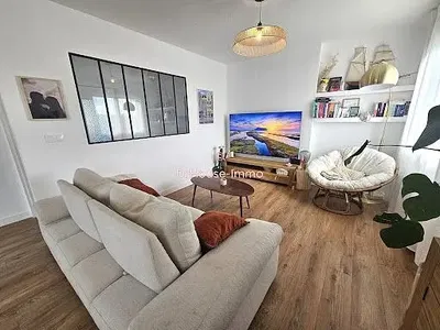 Salon; lumière naturelle, style moderne, parquet