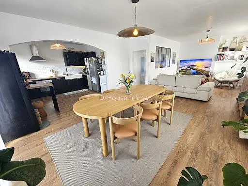 Salon; parquet, lumière naturelle, style moderne