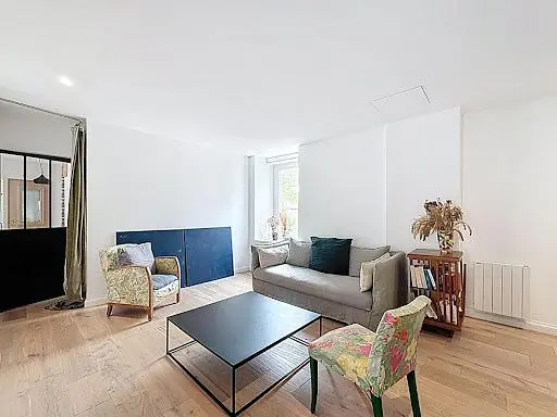 Living room; natural light, wood floor, modern style