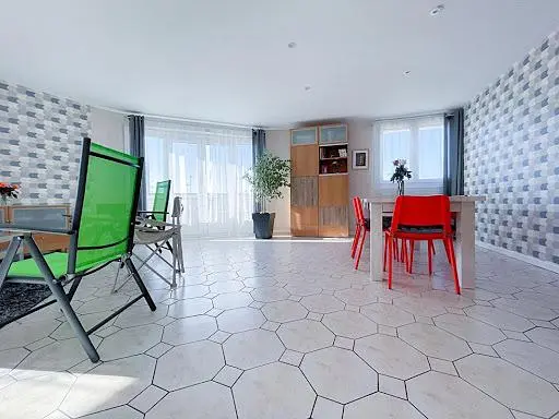 Oturma odası; fayans zemin, doğal ışık