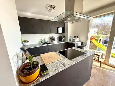 Küche; küchengeräte, tageslicht, moderner stil