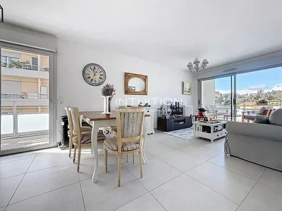 Woonkamer; tegelvloer, uitzicht, natuurlijk licht