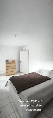 Chambre; carrelage, lumière naturelle