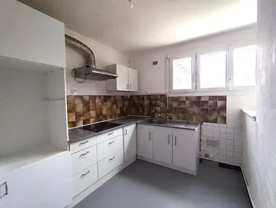 Mutfak; mutfak aletleri, doğal ışık, fayans zemin