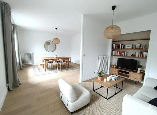 Oturma odası; doğal ışık, modern stil, ahşap zemin