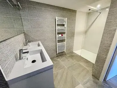Badezimmer; fliesenboden, renoviert, tageslicht, moderner stil