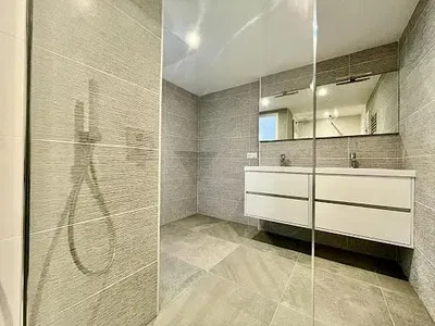 Badezimmer; fliesenboden, renoviert, tageslicht