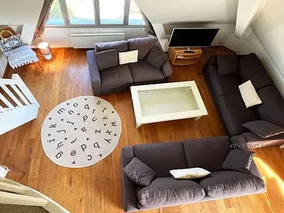 Oturma odası; ahşap zemin, doğal ışık, modern stil