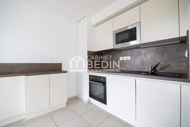 Cuisine; électroménager, carrelage, rénové, lumière naturelle, style moderne