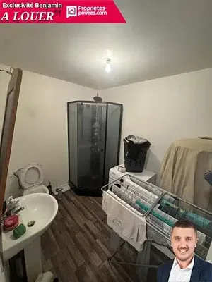 Badezimmer; fliesenboden, renovierungsbedürftig, tageslicht