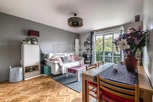 Wohnzimmer; holzboden, tageslicht, moderner stil