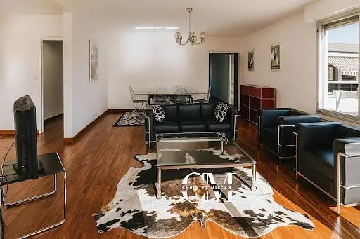 Oturma odası; ahşap zemin, doğal ışık, modern stil