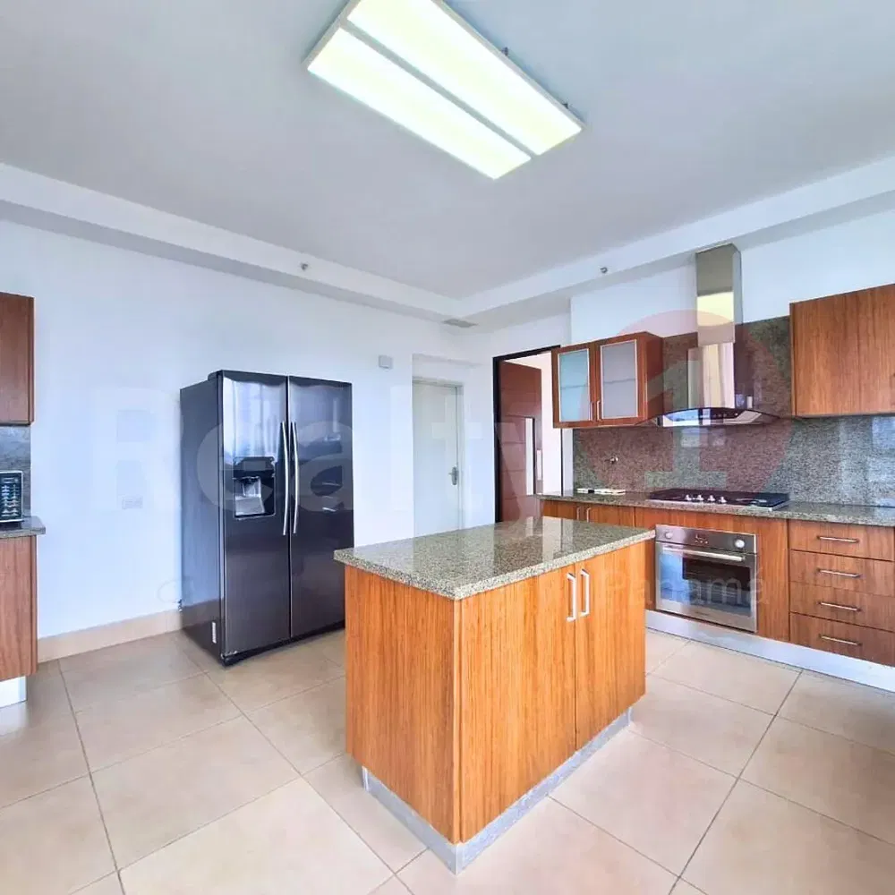 Mutfak; mutfak aletleri, fayans zemin, doğal ışık, modern stil