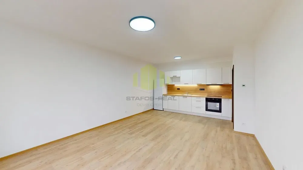 Cozinha; chão de madeira, luz natural, renovado