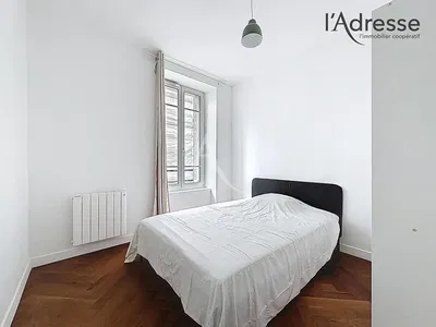 Schlafzimmer; holzboden, tageslicht