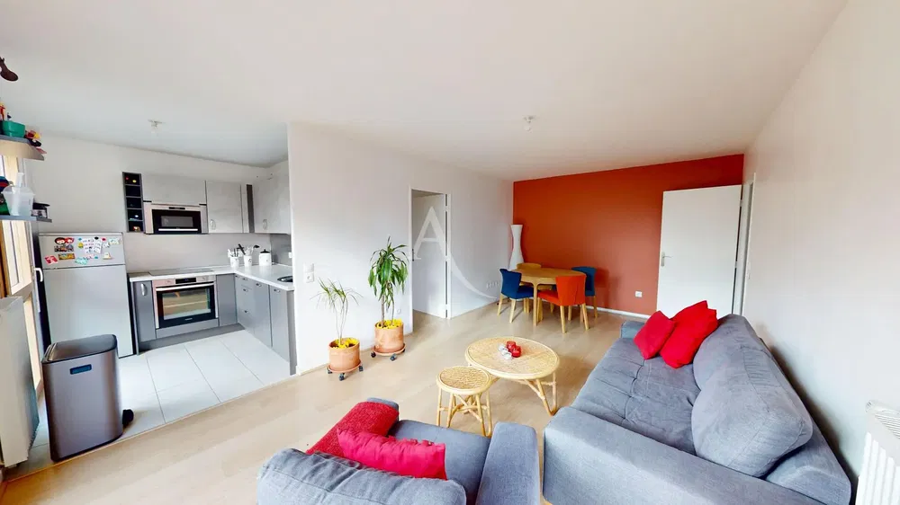 Salon; électroménager, carrelage, parquet, lumière naturelle, style moderne