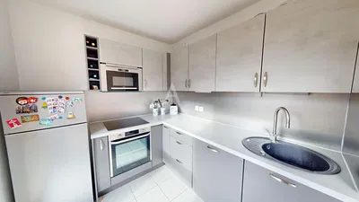 Cuisine; électroménager, carrelage, rénové, lumière naturelle, style moderne