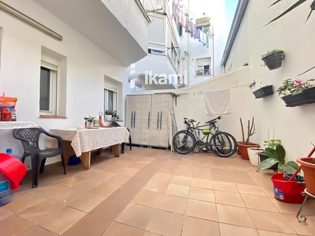 شرفة; أرضية من البلاط, ضوء طبيعي