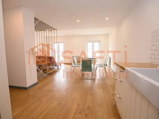 Keuken; houten vloer, natuurlijk licht, moderne stijl