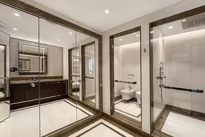 Купатило; реновиран, природно светло, модерни стил, плочице