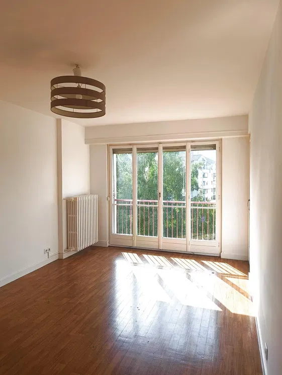 Salon; vue, parquet, lumière naturelle