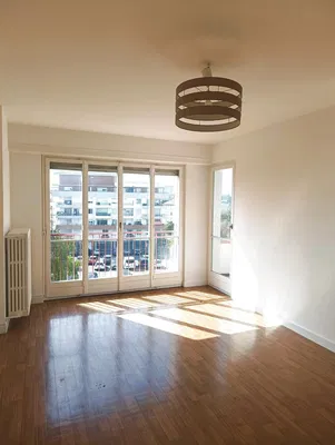 Salon; vue, parquet, lumière naturelle