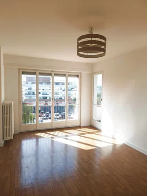 Wohnzimmer; blick, holzboden, tageslicht