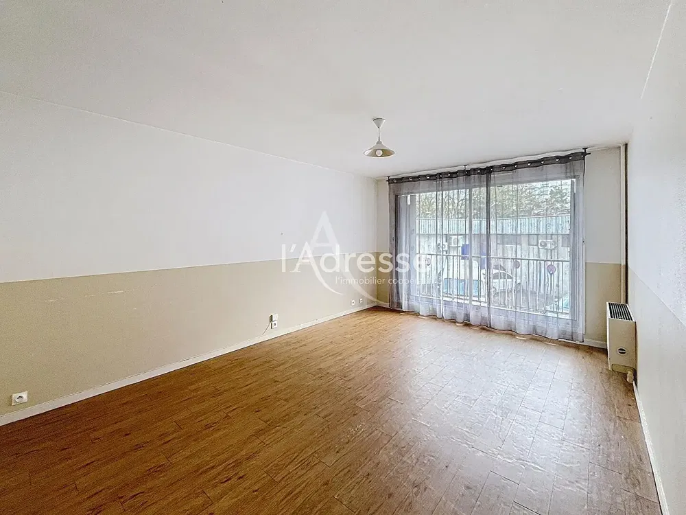 Salon; vue, parquet, lumière naturelle
