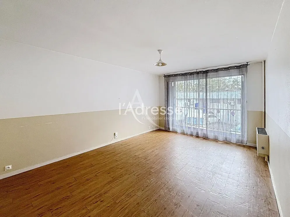 Salon; vue, parquet, lumière naturelle