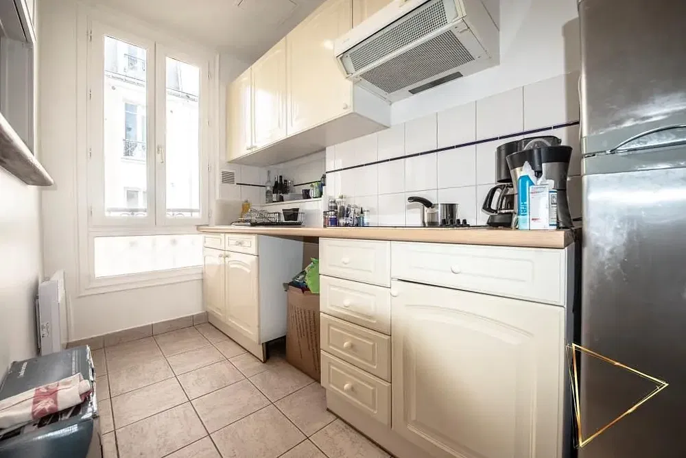 Küche; küchengeräte, fliesenboden, tageslicht, moderner stil