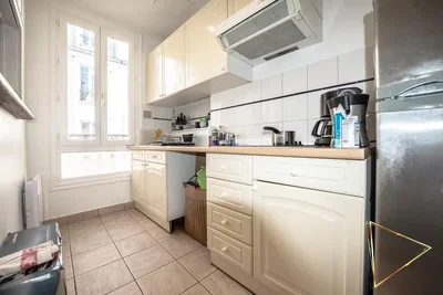 Кухиња; кухињски апарати, плочице, природно светло, модерни стил