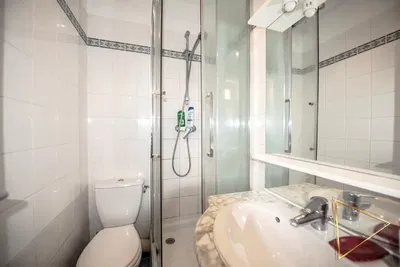 Badezimmer; fliesenboden, tageslicht, renoviert