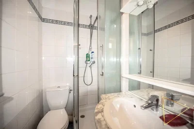 Купатило; плочице, природно светло, реновиран