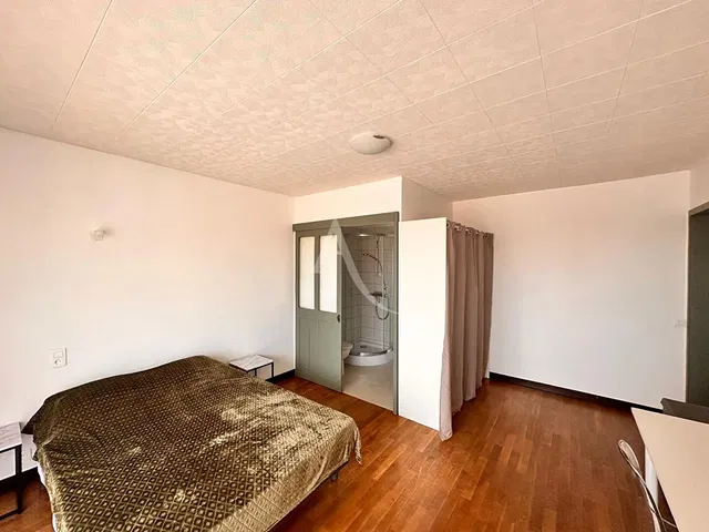 Yatak odası; ahşap zemin, doğal ışık