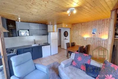 Obývací pokoj; dřevěné trámy, dřevěná podlaha, rustikální styl