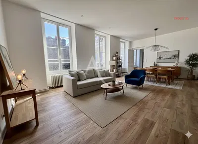 Дневна соба; дрвени под, природно светло, модерни стил