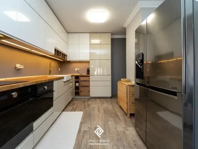 Cozinha; eletrodomésticos, chão de madeira, renovado, luz natural